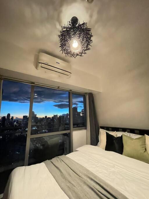 Appartamento The Serene Escape Rockwell Makati City View 1Br Manila Esterno foto