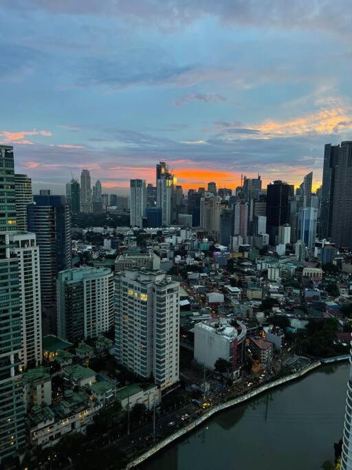 Appartamento The Serene Escape Rockwell Makati City View 1Br Manila Esterno foto