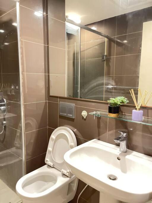 Appartamento The Serene Escape Rockwell Makati City View 1Br Manila Esterno foto