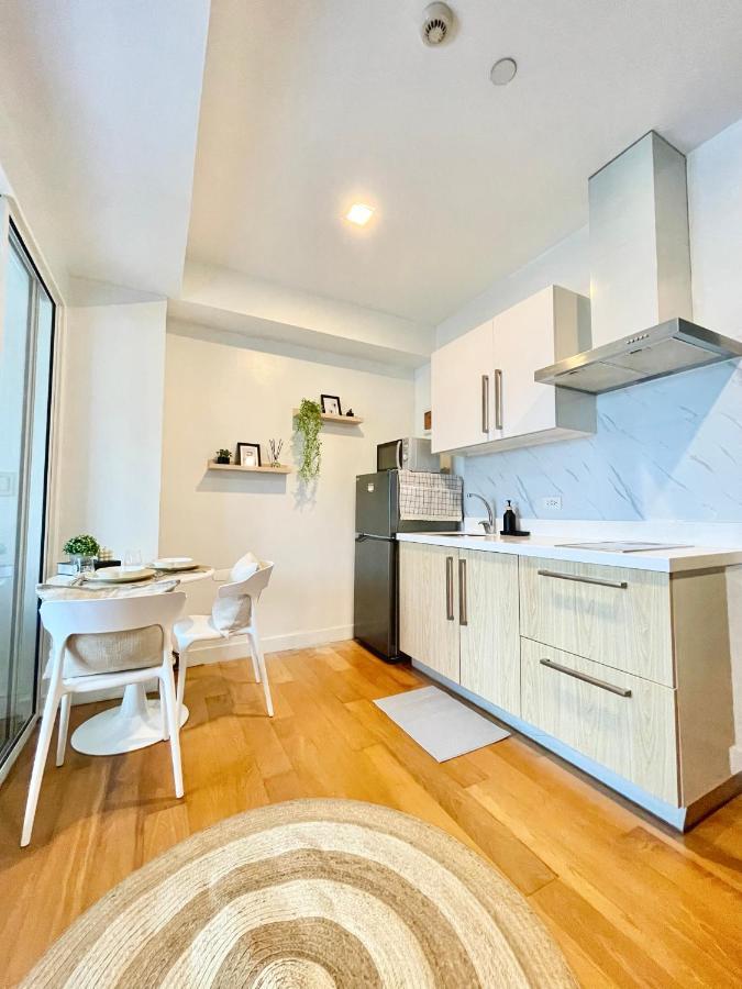 Appartamento The Serene Escape Rockwell Makati City View 1Br Manila Esterno foto