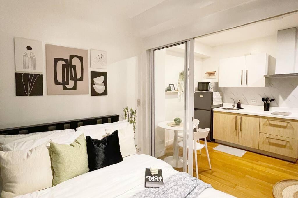 Appartamento The Serene Escape Rockwell Makati City View 1Br Manila Esterno foto