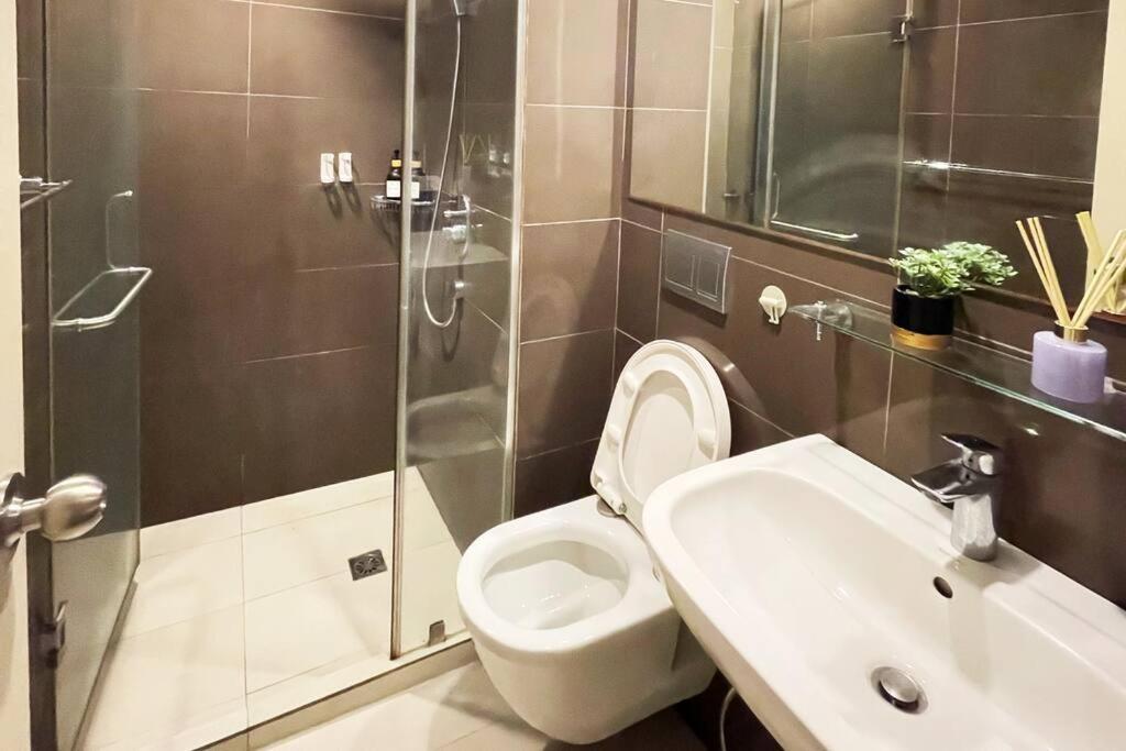Appartamento The Serene Escape Rockwell Makati City View 1Br Manila Esterno foto