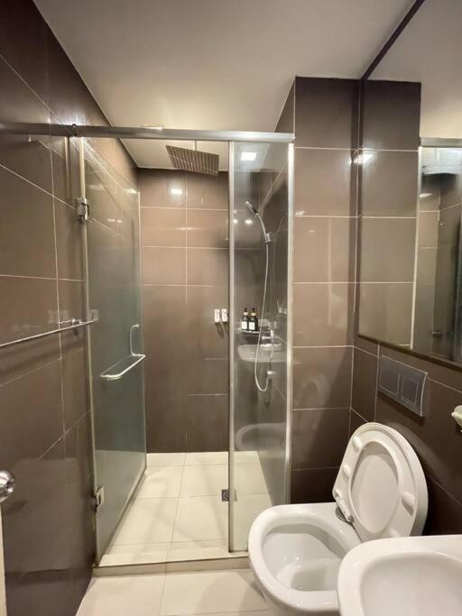 Appartamento The Serene Escape Rockwell Makati City View 1Br Manila Esterno foto
